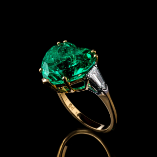 Cuore , Heart cut emerald ring