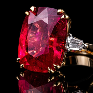 Fosca, Ring with a colored gemstone and diamonds.