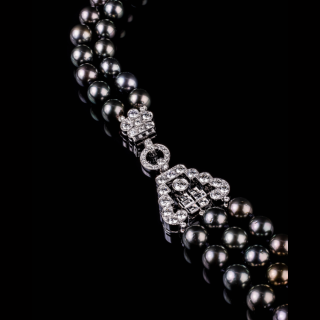 Anastasia Black, Black pearls and diamond necklace