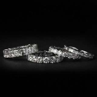 Wedding Bands, Veschetti offers a wide assortment of wedding rings in yellow gold, white gold and platinum and a wide range of diamond rings. Our qualified staff will help you to select the right solution suitable for you. In an elegant and exclusive atmosphere, you will be guided into the choice of the perfect ring for your special occasion.