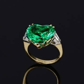 Cuore , Heart cut emerald ring