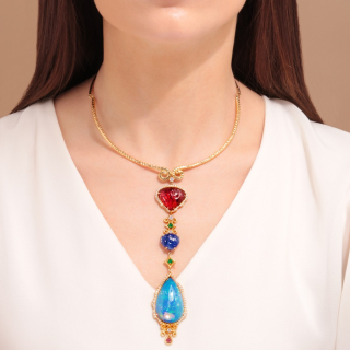 Amuleto , Sapphires, emeralds and diamonds necklace