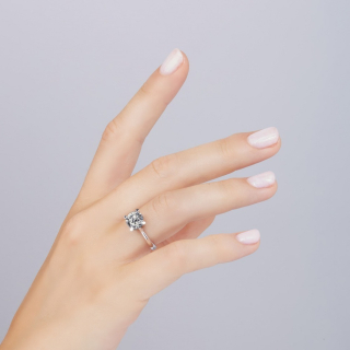 Lady V, The Veschetti “Lady V” gold engagement ring