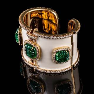 Gold bracelet with carved emeralds and diamond pavé