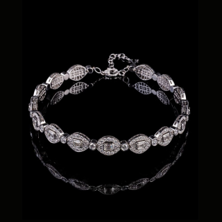 Dana 18 kt white gold necklace with emerald-cut diamonds and fancy-cut diamond surround
