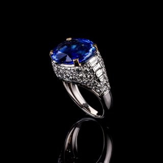 Diana, Extraordinary sapphire and diamond pavé ring