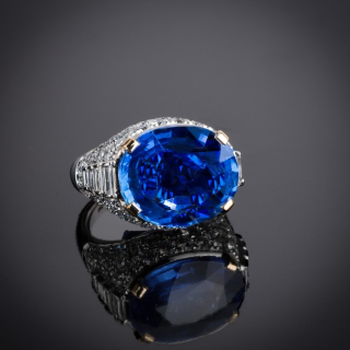 Diana, Extraordinary sapphire and diamond pavé ring