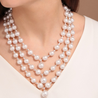 Divina, Pearl and diamond necklace
