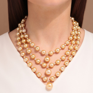 Divina, Gold pearls and diamonds necklace