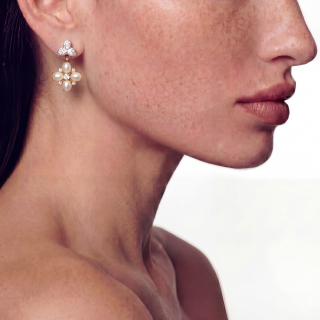 Gold earring with mother-of-pearl and Diamonds worn