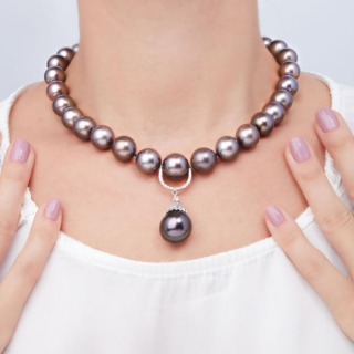Tahiti, Pearl and diamond necklace