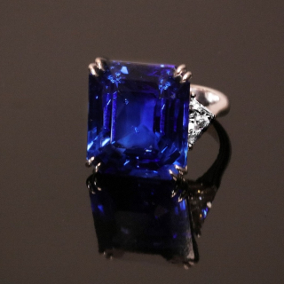 Royal, Extraordinary sapphire and diamond ring