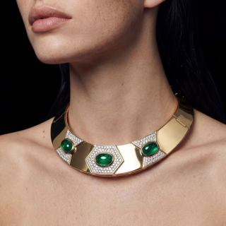 Nora, yellow gold choker with Zambian emeralds and diamonds worn