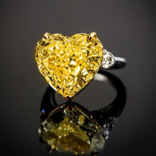 Cuore Fancy, Exceptional Fancy Yellow diamond ring 