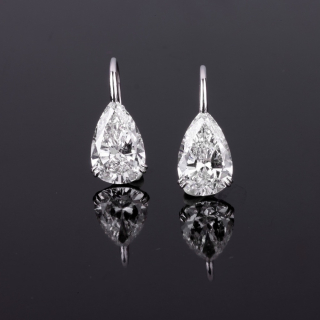 Monachella, Stunning pear-cut diamond earrings