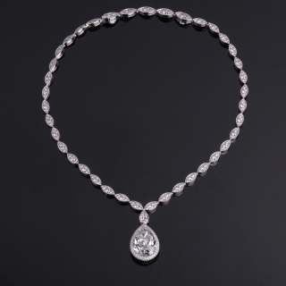 Rebecca, Wonderful necklace with drop-cut diamonds