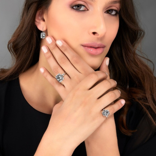 Beatrice, Seductive cushion-cut diamond