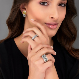 Abbraccio, Rare pair of emerald-cut diamonds