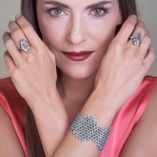 Lorella, Captivating marquise-cut diamond ring