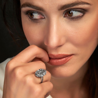 Aurora, Remarkable oval cut diamond ring