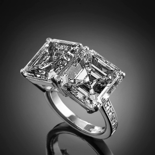 Abbraccio, Rare pair of emerald-cut diamonds