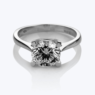 Lady V, The Veschetti “Lady V” gold engagement ring