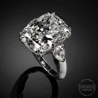 Beatrice, Seductive cushion-cut diamond
