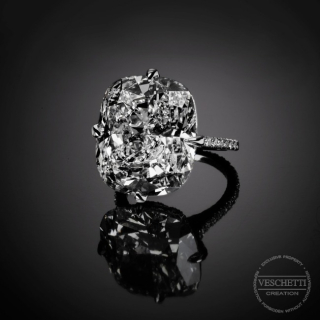 Raggio di Luna, Exceptional cushion-cut diamond ring