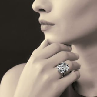 Raggio di Luna, Exceptional cushion-cut diamond ring