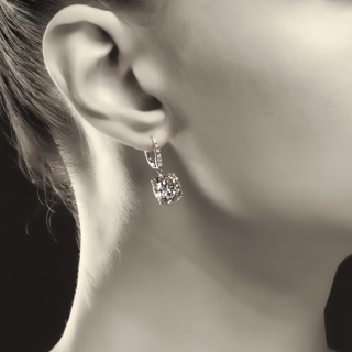 Atena, Elegant cushion-cut diamond earrings