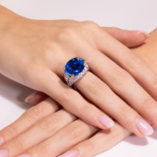 Diana, Extraordinary sapphire and diamond pavé ring