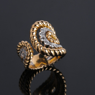 Virginia, Gold and diamond ring