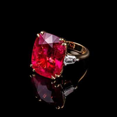 Fosca, Ring with a colored gemstone and diamonds.