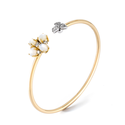 gold bracelet featuring mother-of-pearl and brilliant cut diamonds