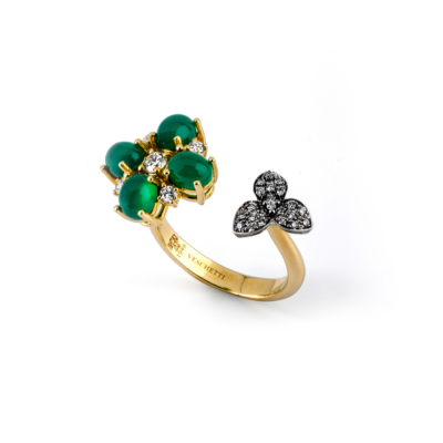 Gold ring with green agate and brilliant cut Diamonds