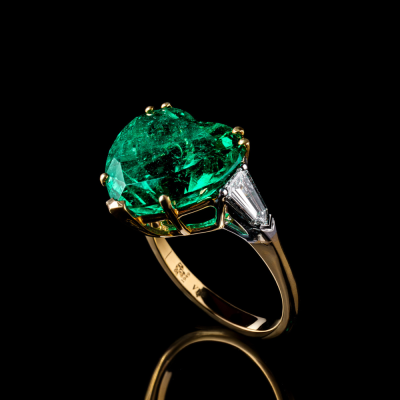 Cuore , Heart cut emerald ring