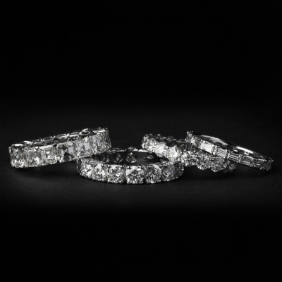 Wedding Bands, Veschetti offers a wide assortment of wedding rings in yellow gold, white gold and platinum and a wide range of diamond rings. Our qualified staff will help you to select the right solution suitable for you. In an elegant and exclusive atmosphere, you will be guided into the choice of the perfect ring for your special occasion.