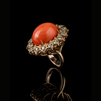 18kt Yellow Gold Ring with coral and Diamonds
