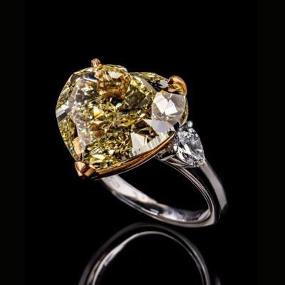 Cuore Fancy 18 kt white and yellow gold ring with heart-cut Fancy Yellow diamond