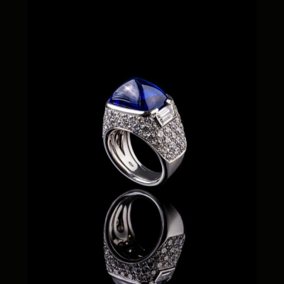 Intensità 18 kt white gold ring with Ceylon Royal Blue sugar loaf sapphire and diamond pavé