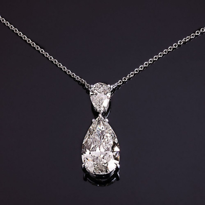 Gioia, Pendant featuring pear-cut diamonds.