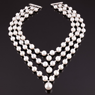 Divina, Pearl and diamond necklace
