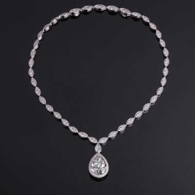 Rebecca, Wonderful necklace with drop-cut diamonds