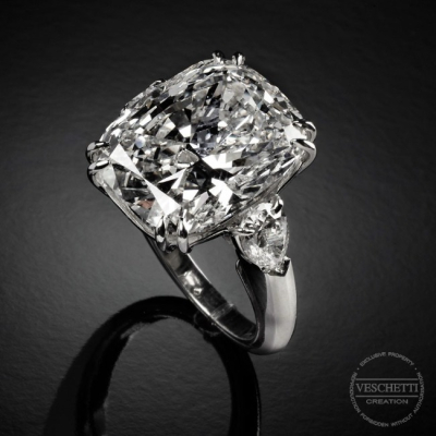 Beatrice, Seductive cushion-cut diamond