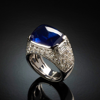 Intensità , Cabochon sapphire and diamond pavé ring