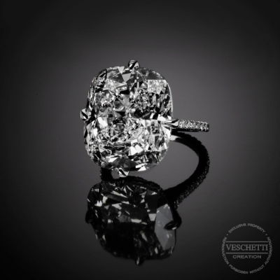 Raggio di Luna, Exceptional cushion-cut diamond ring