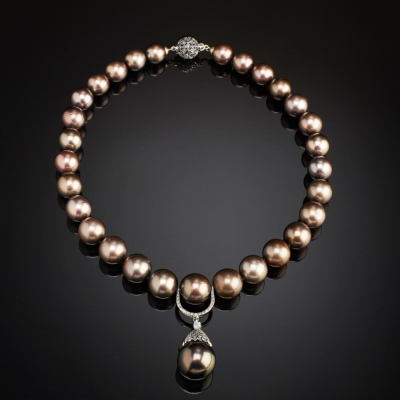 Tahiti, Pearl and diamond necklace