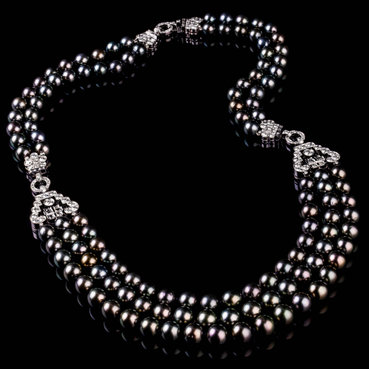 Anastasia Black, Black pearls and diamond necklace