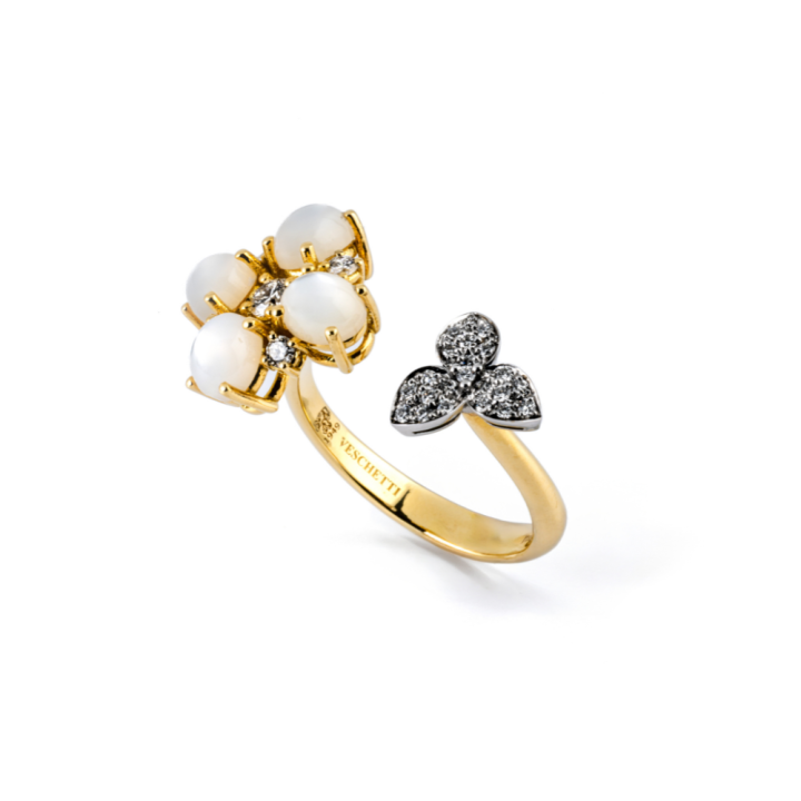 Gold ring with mother-of-pearl and brilliant cut Diamonds