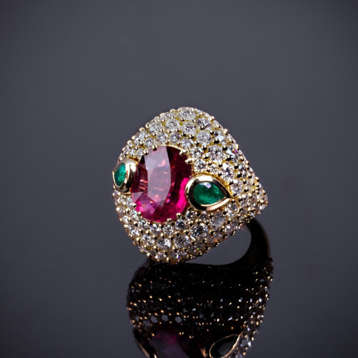 Licia, Coloured gem and diamond ring